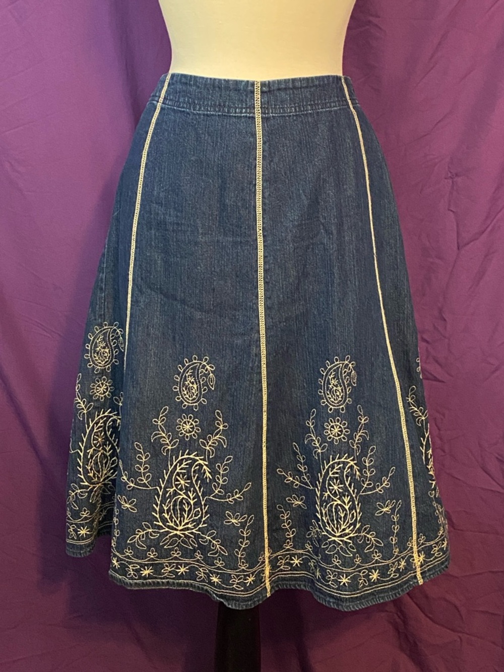 Vintage Y2K Liz Claiborne Blue Denim A-Line Skirt with Cream Embroidery. Size 6.
